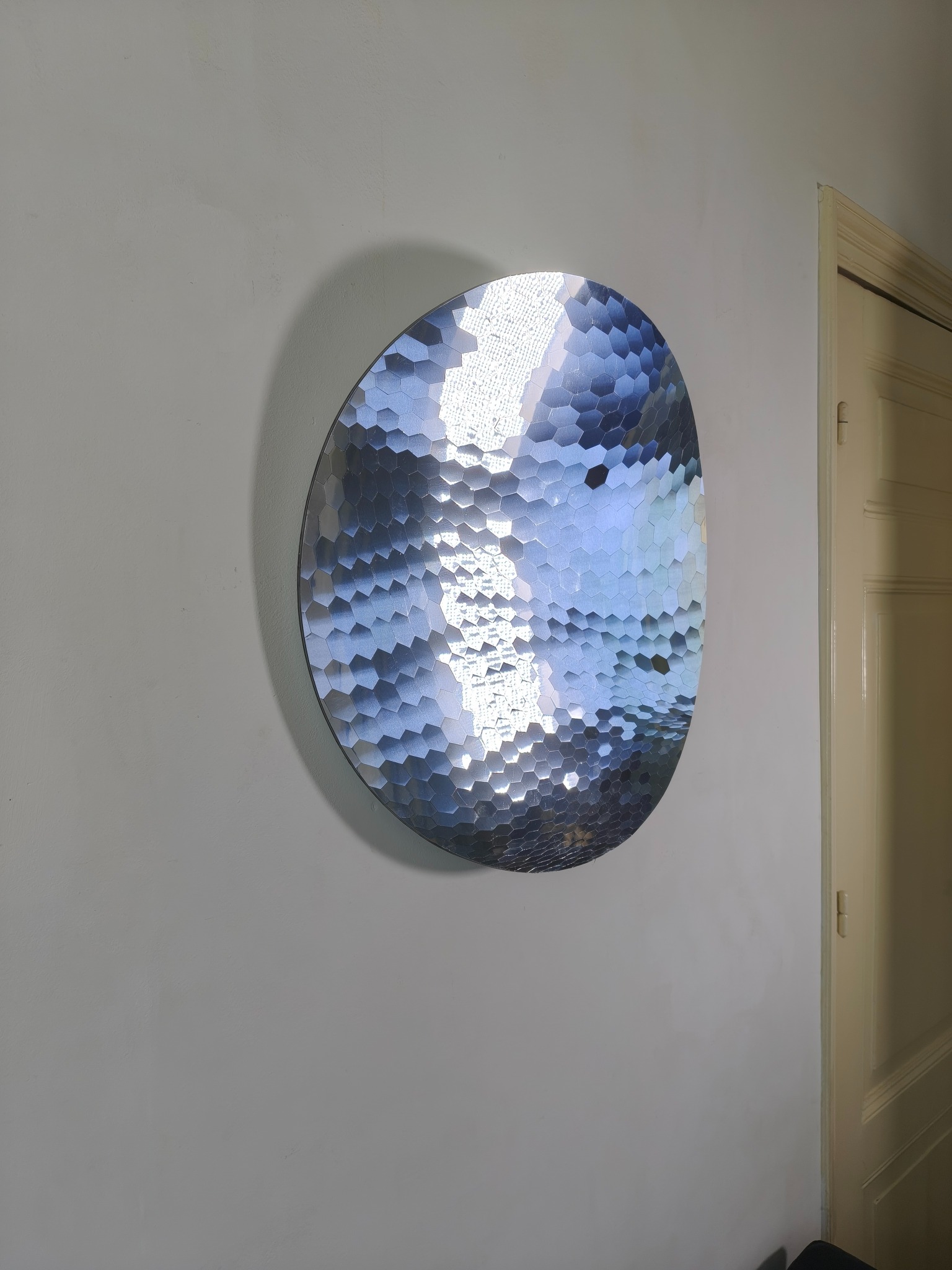 Curved hexagon mirror seen from the side