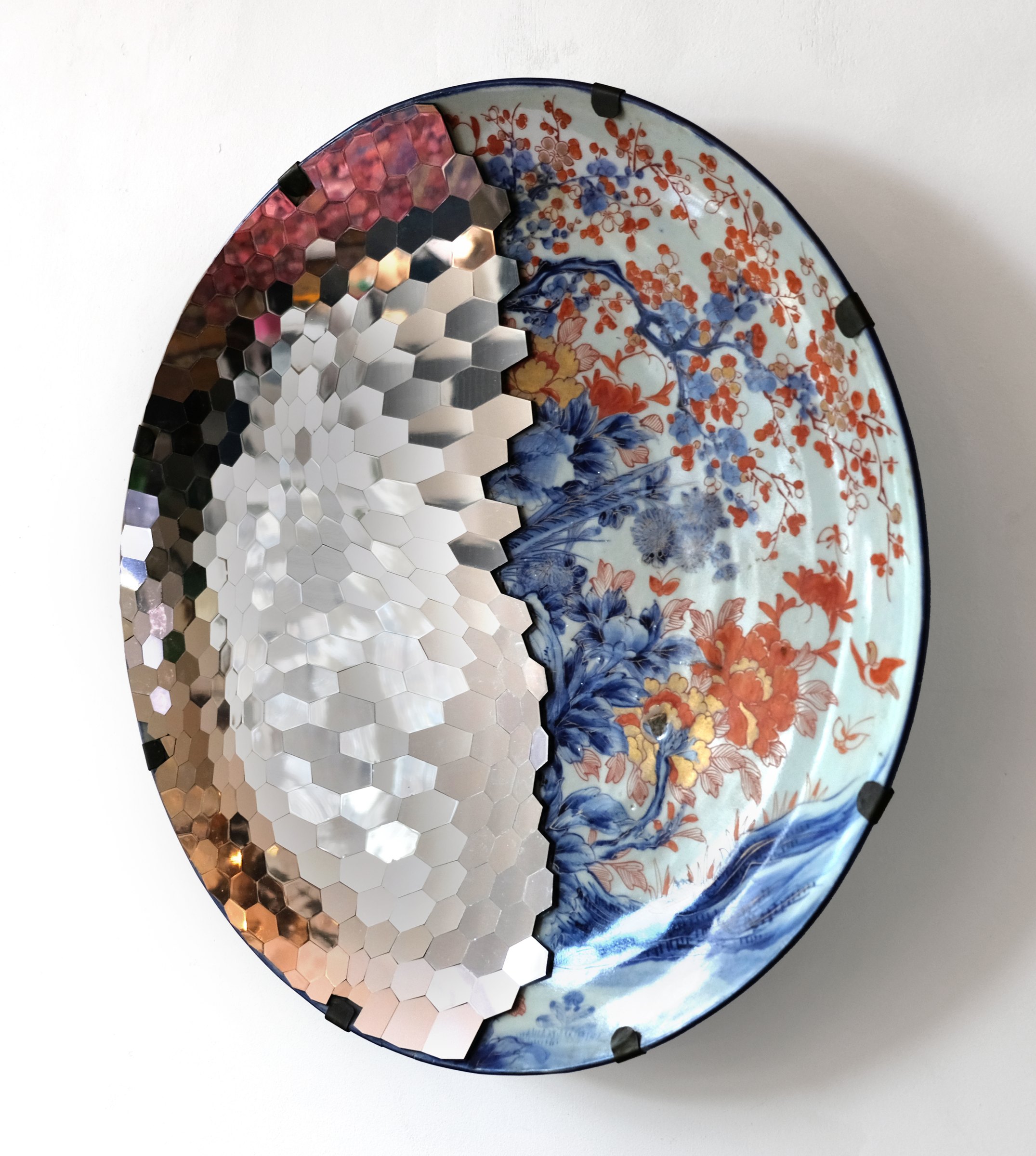 Side view of the porcelain and mirror plate